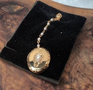 lot 3504 image: Gold-Tone Oval Locket Pendant with Pearl Beaded Chain