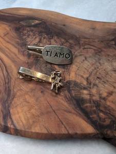 lot 3507 image: Two Tie Clips TI AMO Alamo Figurine