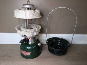 lot 4003 image: Coleman Classic Adjustable Lantern Single-Mantle Liquid Fuel 286A