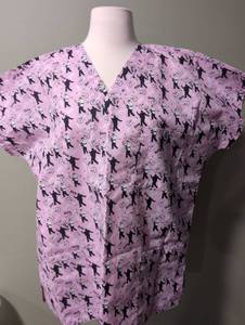 lot 1503 image: Elvis Pattern Pink Scrub Top - new with tags - Size Medium