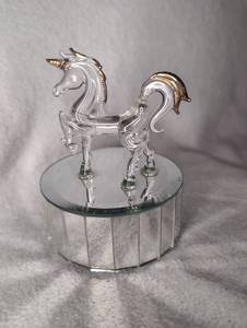 lot 2000 image: Glass Unicorn Horse Figurine with Mirrored Base Music Box