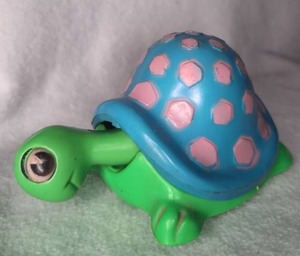 lot 2004 image: Plastic Turtle Music Box -Raindrops Keep Falling on My Head