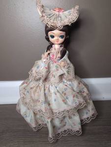 lot 2008 image: Vintage Bradley Music Box Doll - 13 in - You Light Up My Life