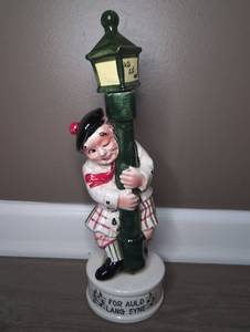 lot 2009 image: Vintage Ceramic Figurine Man with Street Lamp For Auld Lang Syne Music Box&nbsp