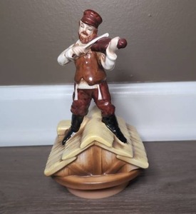 lot 2010 image: Fiddler on the Roof Musician Music Box - Sunrise Sunset