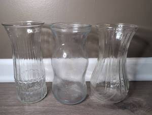 lot 3500 image: Large Glass Vases - Set of 3&nbsp