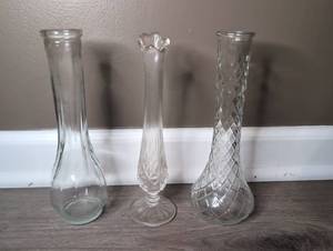 lot 3502 image: Glass Bud Vases - Set of 3