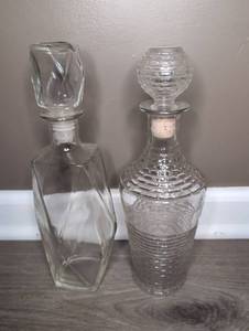 lot 3506 image: Glass Decanters with Stoppers - 2 ct