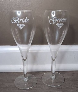 lot 3508 image: Bride and Groom Engraved Champagne Flute Pair&nbsp