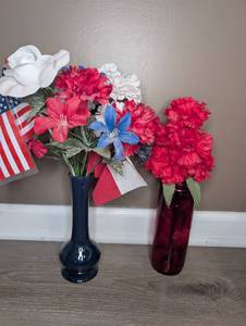 lot 4000 image: USA Decorative Glass Vase Lot - 2 ct