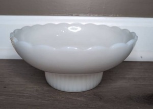 lot 4005 image: Eobrodyco M2000 White Ceramic Pedestal Bowl