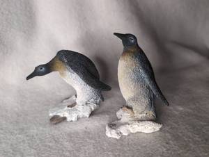 lot 4501 image: Penguin Figurines - 2 ct