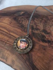lot 5906 image: Spinning Memorial Pendant Necklace with Elvis Photo and Chain