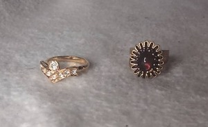 lot 6102 image: 2 Fashion Rings with Gemstones