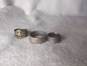 lot 6104 image: 3 Metal Bands Rings Lot Smiley Face