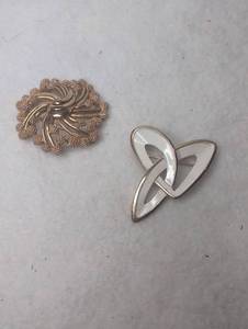 lot 6300 image: Vintage Brooches with Ornamental Design-2 ct