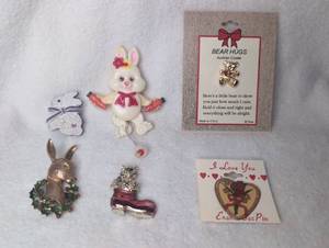 lot 6305 image: Lot of 5 Decorative Pins and Brooches Holiday Theme