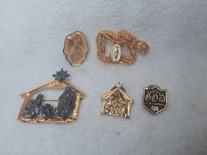 lot 6401 image: Religious Jewelry Lot Nativity Brooch Pins -5 ct