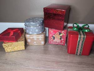 lot 7011 image: Holiday Gift Box Set 7-Piece Red Gold Silver&nbsp