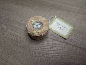 lot 4502 image: 1999 Hallmark Maybelein Berlin Birds Nest Hinged Trinket Box