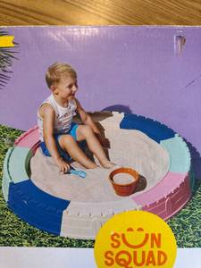 lot 1508 image: Castle Fort Sandbox with Floor - Sun Squad