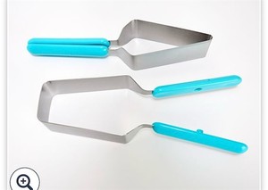 lot 1516 image: Prepology Set of 2 Cut and Serve Tools RED