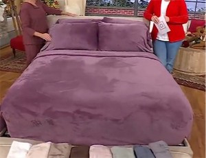 lot 1541 image: SPLIT KING Berkshire Velvetsoft Sheet Set with Extra Pillowcases