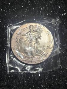 lot 5 image: United States 1 oz Fine Silver Eagle One Dollar 2001