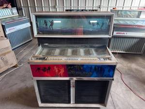 lot 10 image: Seeburg Stereo Showcase Jukebox