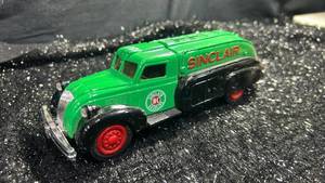 lot 58 image: Sinclair die-cast tanker truck Bank