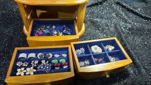 lot 65 image: Jewelry Box Organizer with Earring sets