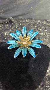 lot 99 image: VINTAGE Sarah Coventry Blue Enamel Flower Brooch Pin Gold Tone Center