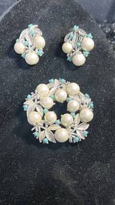 lot 111 image: Vintage Sarah Coventry Pearl Turquoise Leaf Design Earrings and Brooch Set
