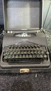 lot 122 image: Vintage Corona Standard Typewriter with Carrying Case