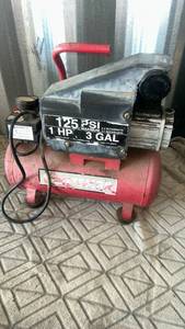 lot 11 image: 1 HP 3 Gallon Air Compressor 125 PSI Maximum