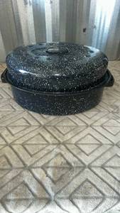 lot 12 image: Speckled Black Covered Roasting Pan with Lid and Handles