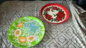lot 22 image: 2 Decorative Serving Trays Floral Design Green Red Oval