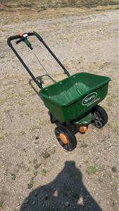 lot 90 image: Scotts Turf Builder Broadcast Spreader