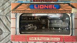 lot 94 image: Lionel Salt & Pepper Shakers Diner Car Set 3 Piece