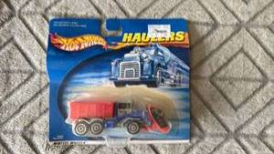 lot 99 image: Hot Wheels Speedway Playset with Blue and Red Truck