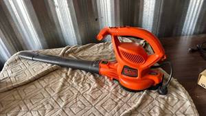 lot 118 image: BlackDecker Corded Leaf Blower