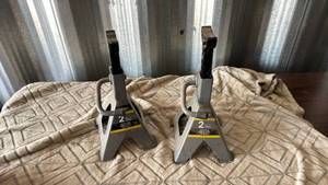 lot 124 image: 2-Ton Jack Stands Pair