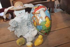 lot 3285 image: Vintage Made in German Easter Egg and More