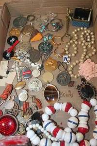 lot 3288 image: Vintage Jewelry and More
