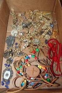 lot 3289 image: Vintage Jewelry and More