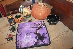 lot 3290 image: Halloween and Thanksgiving Dcor & More