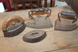 lot 3295 image: Antique Sad Irons
