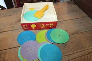 lot 3296 image: Fisher Price Record Player untested