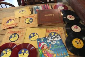 lot 3300 image: Vintage Childrens Bible Story 45 Records & More