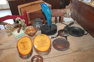 lot 3302 image: Dolphin Light untested & More Home Decor